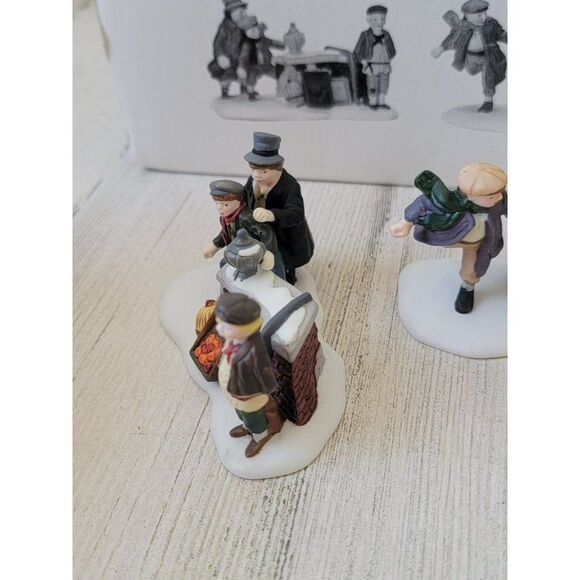 Dept 56 55549 Oliver Twist Heritage Village Collection accessory xmas set - Picture 5 of 12